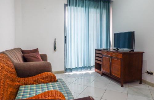 Suko Manunggal Appartement | Spacious Classic 1BR Apartment at Taman Beverly By Travelio