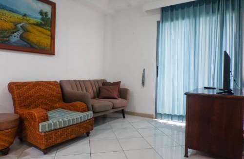 Suko Manunggal Appartement | Spacious Classic 1BR Apartment at Taman Beverly By Travelio