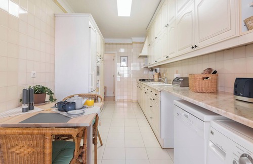 Cascais Appartement | Spacious & Clean Cascais Apartment. Central with free private parking.