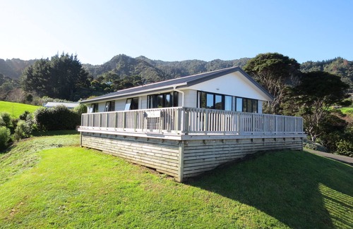 Coromandel Maison | Spacious clean & sunny home with fabulous views! 2.7kms to town. Unlimited Wi-Fi