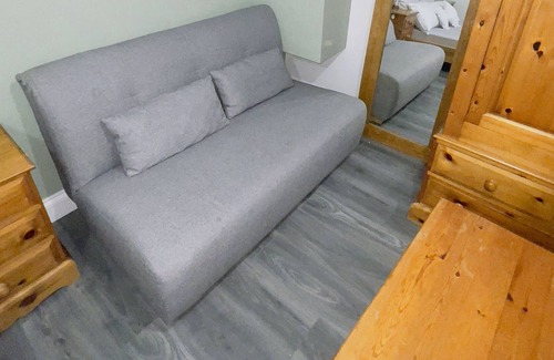 Loxford Appartement | Spacious, Comfortable Studio