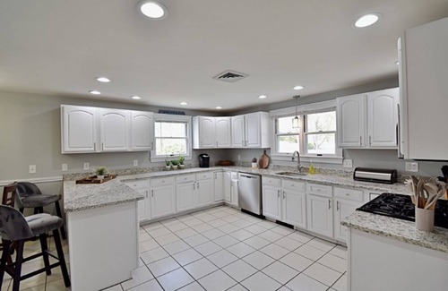 Milton Maison | Spacious, Comfy Colonial, minutes to Boston and highways