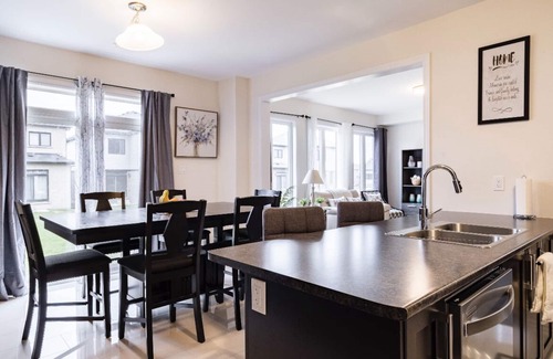 Niagara Falls Maison | Spacious ,comfy house less than 15 mins drive to Niagara Falls and Outlet Mall.