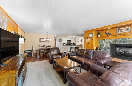 Keystone Copropriété | Spacious Condo w/ Great Alpine Views from Private Balcony w/ Gas Fireplace!