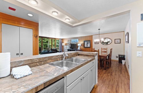 Keystone Copropriété | Spacious Condo w/ Great Alpine Views from Private Balcony w/ Gas Fireplace!