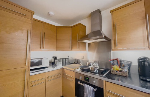 Cheshunt Appartement | Spacious Contractor Flat for Large groups - FREE parking by Tailored Apartments
