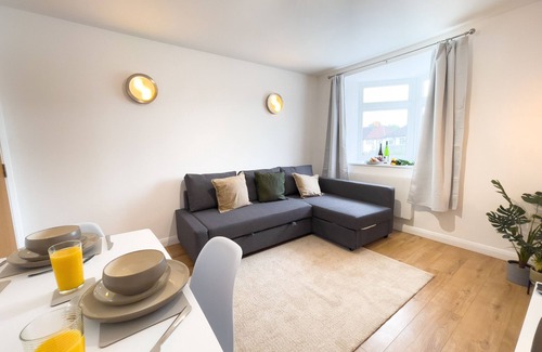 Cheshunt Appartement | Spacious Contractor Flat for Large groups - FREE parking by Tailored Apartments