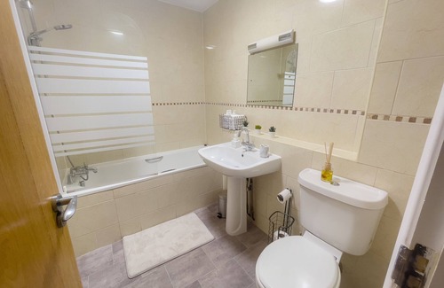 Cheshunt Appartement | Spacious Contractor Flat for Large groups - FREE parking by Tailored Apartments