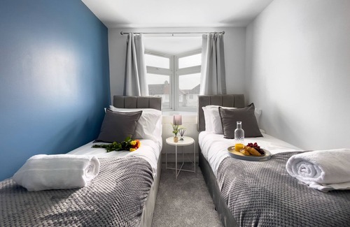 Cheshunt Appartement | Spacious Contractor Flat for Large groups - FREE parking by Tailored Apartments