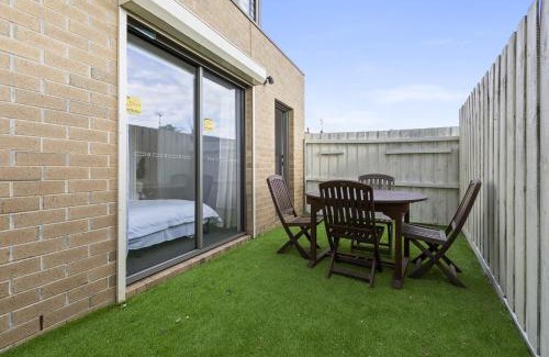 Corio Maison | Spacious Corio Townhouse Near Ferry & Waterfront