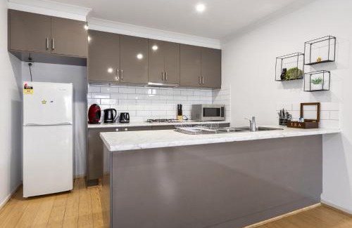 Corio Maison | Spacious Corio Townhouse Near Ferry & Waterfront