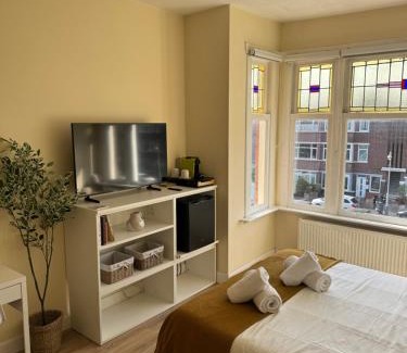 Laak Maison | Spacious Cosy Room With Private Bathroom