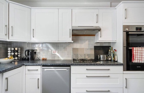 Kemerton Maison | Spacious Cotswolds House, Garden with Hot Tub