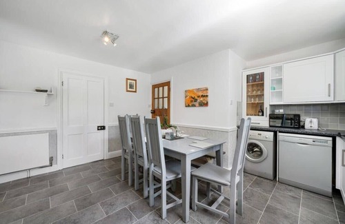 Kemerton Maison | Spacious Cotswolds House, Garden with Hot Tub