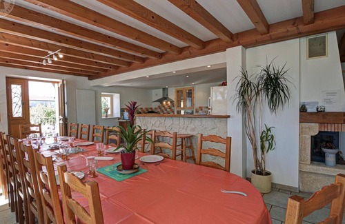 Chirassimont Cottage | Gîte spacieux avec 6 chambres, cheminée et terrain de pétanque en pleine campagne
