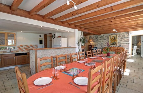 Chirassimont Cottage | Gîte spacieux avec 6 chambres, cheminée et terrain de pétanque en pleine campagne