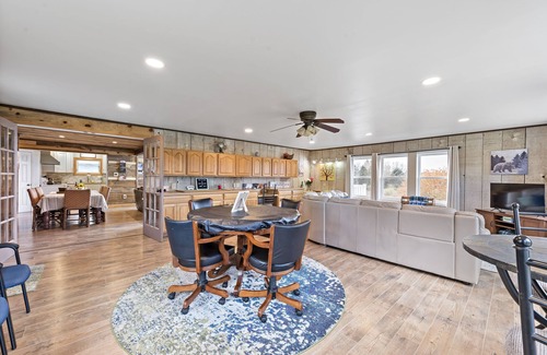 Jim Thorpe Maison | Poconos 5BR / 3BA Sauna, Fire Place, Lac.