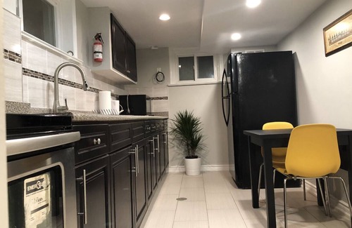 East York Maison | Spacious, cozy master bedroom in midtown Toronto