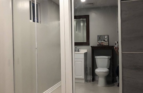 East York Maison | Spacious, cozy master bedroom in midtown Toronto