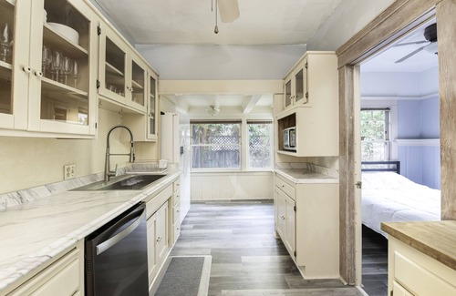 Willmore Maison | Spacious Craftsman House in Downtown LB - 5 car parking - Ideal for large groups