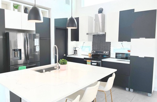 Converse Maison | Spacious Custom Modern 4-bedroom 4-baths house with BBQ in charming Converse