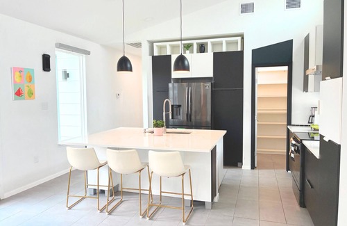 Converse Maison | Spacious Custom Modern 4-bedroom 4-baths house with BBQ in charming Converse
