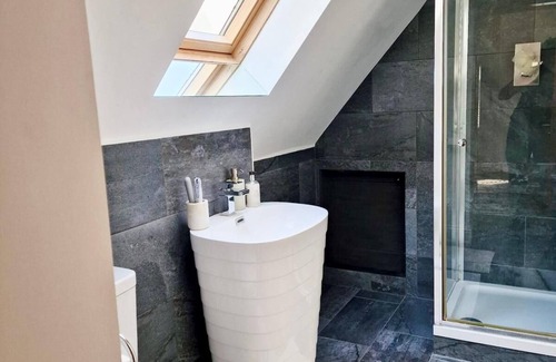 Wokingham Maison | Spacious Double Bed Room Ensuite & Onsite Parking - Only suitable for one guest