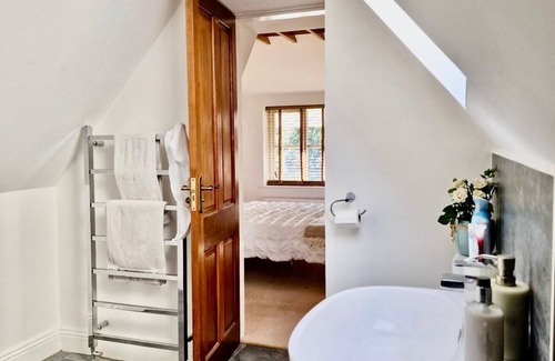 Wokingham Maison | Spacious Double Bed Room Ensuite & Onsite Parking - Only suitable for one guest