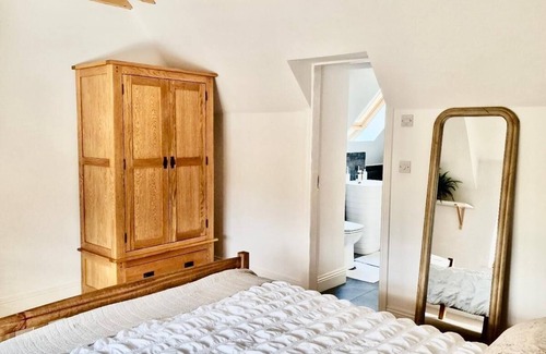 Wokingham Maison | Spacious Double Bed Room Ensuite & Onsite Parking - Only suitable for one guest