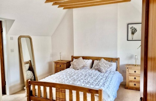 Wokingham Maison | Spacious Double Bed Room Ensuite & Onsite Parking - Only suitable for one guest
