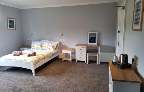 Cranleigh Maison | Spacious Double Room with Lovely Views