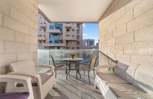 Jerusalem City Centre Appartement | Spacious Downtown Retreat with Terrace and Parking