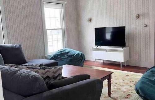 Southern Coast Appartement | Spacious downtown Saco getaway!