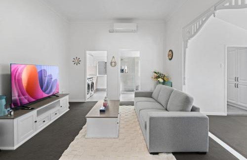Herston Maison | Spacious Dual Retreat Balcony near RBWH and CBD