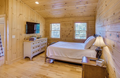 Durham Cabine | Spacious Durham Cabin w/ Deck & Mountain Views