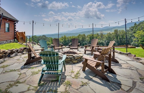 Durham Cabine | Spacious Durham Cabin w/ Deck & Mountain Views