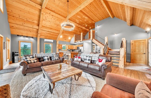 East Otto Chalet De Ski | Spacious Ellicottville 5-bedroom 4-bath chalet with WiFi, AC