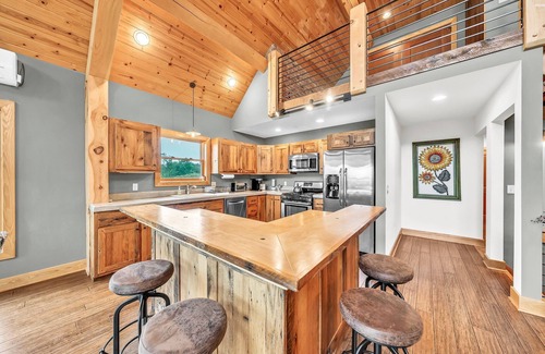 East Otto Chalet De Ski | Spacious Ellicottville 5-bedroom 4-bath chalet with WiFi, AC