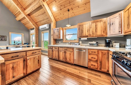 East Otto Chalet De Ski | Spacious Ellicottville 5-bedroom 4-bath chalet with WiFi, AC