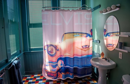 Bywater Lit Et Petit-Déjeuner | Spacious Elvis Suite at The Lookout Inn in the colorful Bywater neighborhood!