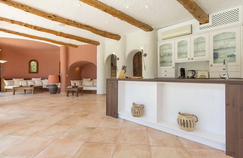 Santa Eulalia del Rio Villa | Villa spacieuse avec un beau jardin, piscine privée sur la plage de Cala Llenya