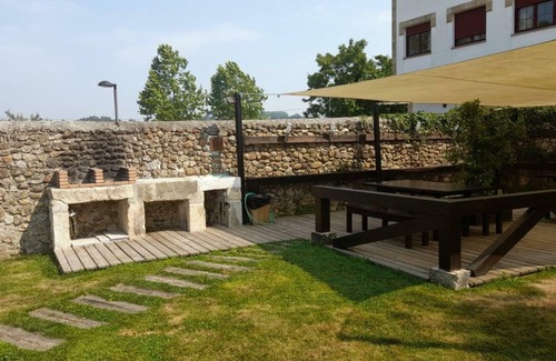 Villaverde de Pontones Appartement | Spacious apartment with spa and balcony.