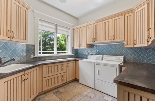 Granite Maison | Spacious estate, 12000 square feet on a full acre in East Sandy