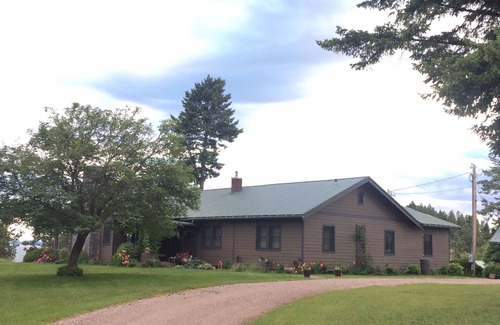 Woods Bay Maison | Spacious estate with 2 homes with 6 bedrooms and WiFi, AC on Flathead Lake
