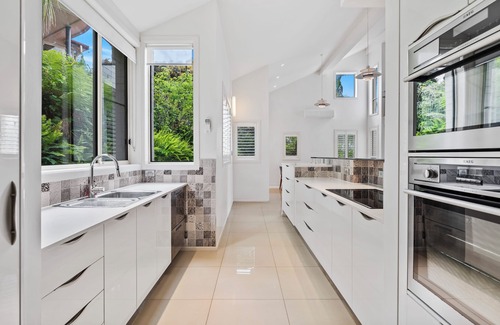 Speers Point Maison | Spacious Executive Home with Lake Views