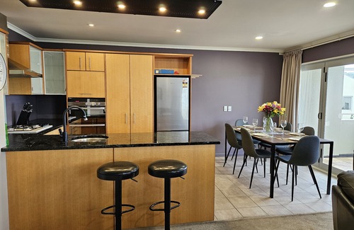 Miramar Appartement | Spacious Executive Modern Home, City Fringe!