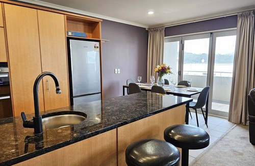 Miramar Appartement | Spacious Executive Modern Home, City Fringe!
