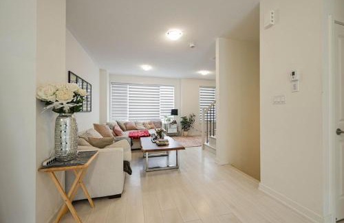 Oakville Appartement | Spacious Executive Townhome