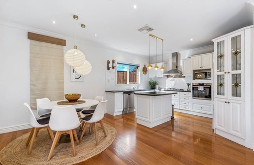 Pascoe Vale South Maison | Spacious Family Home with Balcony in Pascoe Vale