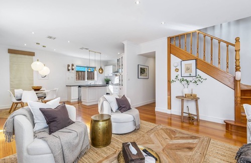 Pascoe Vale South Maison | Spacious Family Home with Balcony in Pascoe Vale